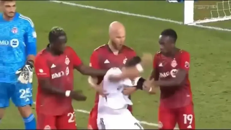 El jugador mexicano se dejó caer en pleno partido - Tomada de video