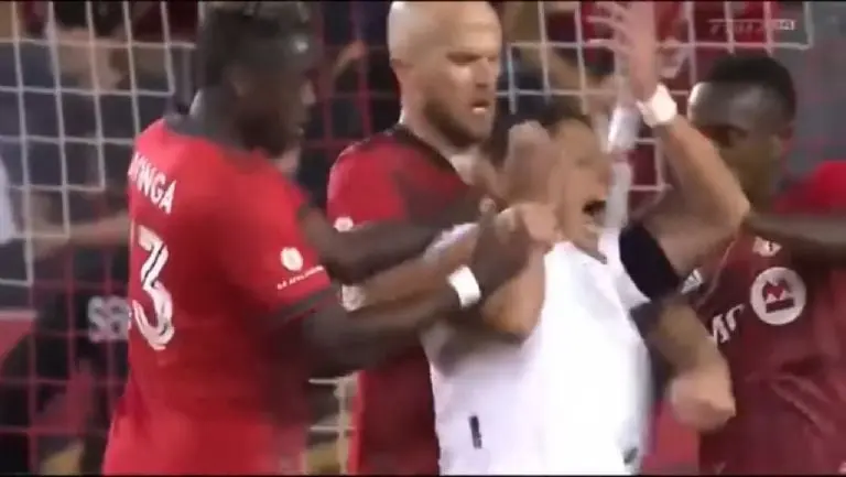 El 'Chicharito' exagera conflicto en partido -- Tomada de video