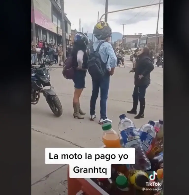 Mujer encuentra a esposo con su amante (TikTok)