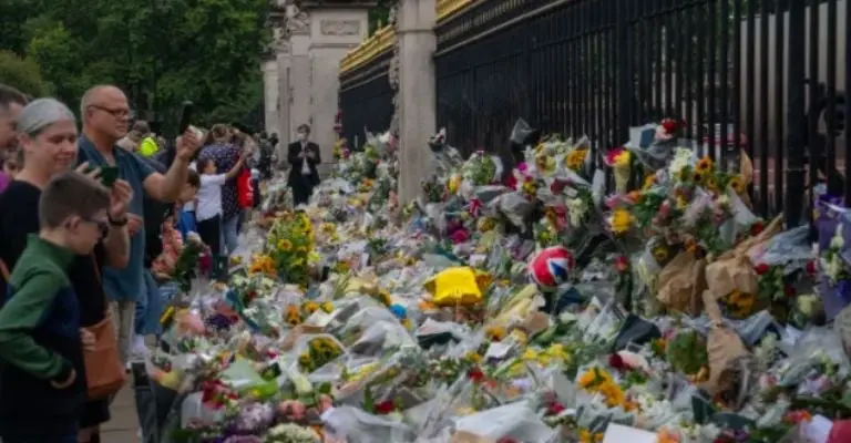 Miles de Británicos se han congregado a las afueras del palacio de Buckingham Créditos: Getty