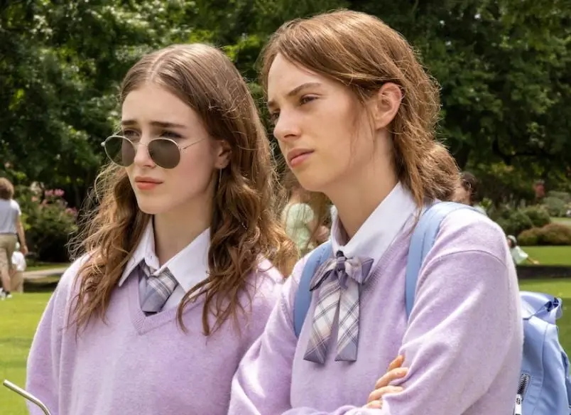 Una chica popular destronada en una escuela privada hace un acuerdo secreto con una nueva estudiante para vengarse de los enemigos de ambas.