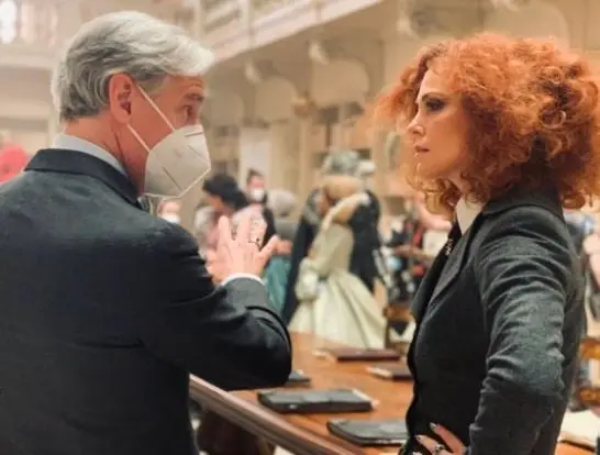 El vínculo entre las mejores amigas Sophie y Agatha es puesto a prueba cuando son transportadas a una escuela mágica para futuros héroes y villanos de cuentos de hadas.