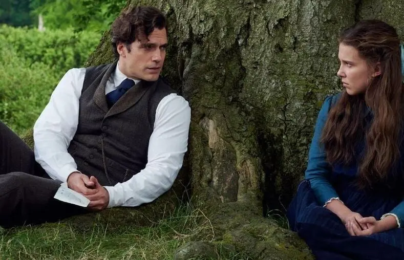 Enola Holmes asume su primer caso como detective, pero para desentrañar el misterio de una niña desaparecida, necesitará la ayuda de amigos y de su hermano Sherlock.