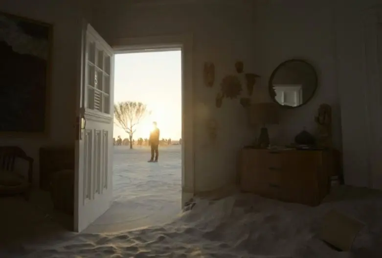 Un periodista mexicano de gran prestigio que vuelve a su país con la esperanza de encontrarse cara a cara con su identidad.