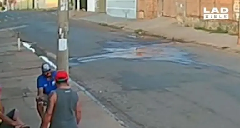 El hombre platicaba en la calle con otras personas. Foto: captura de pantalla.