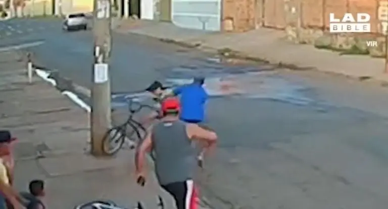 La niña llegó en la bicicleta a toda velocidad. Foto: captura de pantalla.