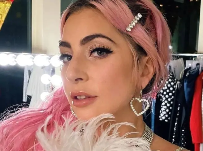 'Solía despertarme por la mañana y recordaba que era 'Lady Gaga' y entonces me sentía muy deprimida y triste, y no quería ser yo misma. Me sentía amenazada por las cosas que mi carrera traía a mi vida y el ritmo de mi vida', dijo a la revista "People".