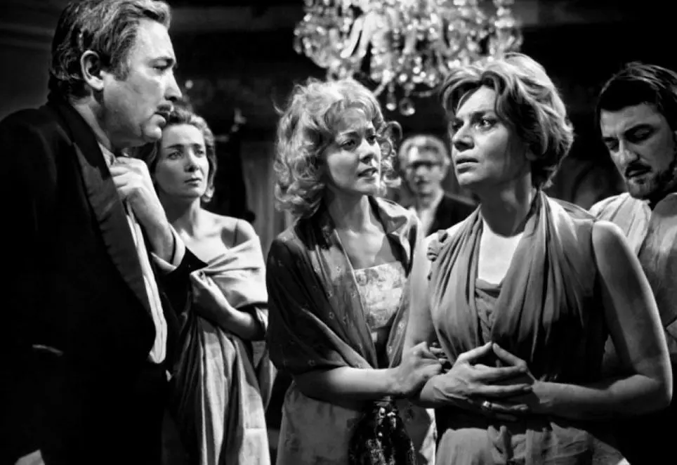 Tras una lujosa fiesta, los ricos invitados se sorprenden al descubrir que no pueden abandonar la casa del anfitri&oacute;n.