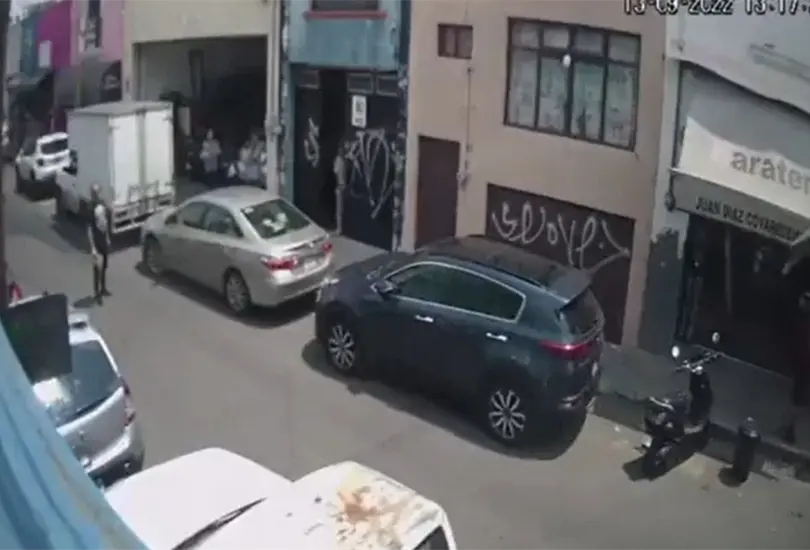 Los habitante de &Aacute;lvaro Obreg&oacute;n despojaron a la mujer de su ropa luego de que fuera sorprendida robando un comercio de la zona centro