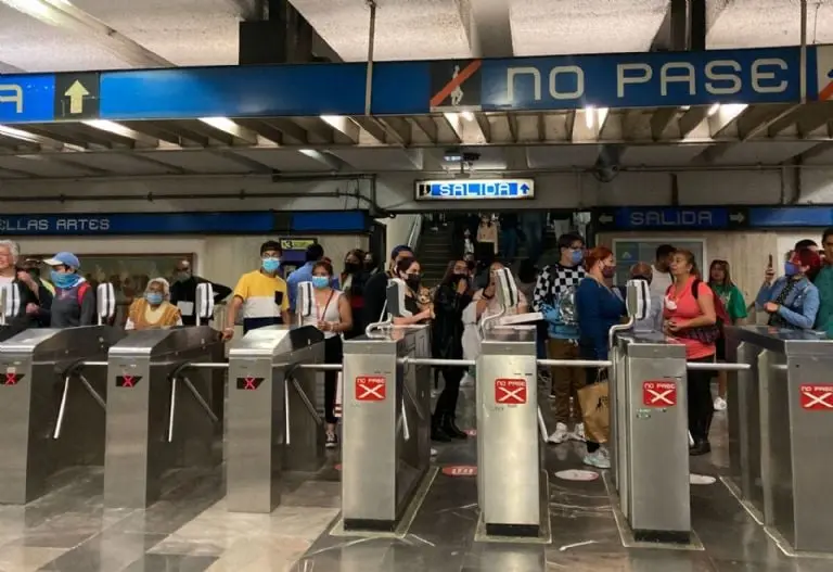 Usuarios del Metro en los torniquetes de una estación. Foto: Cuartoscuro.