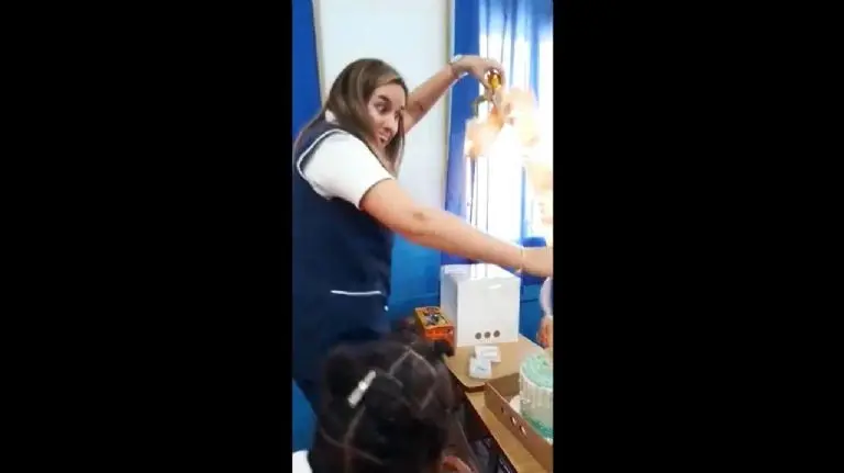 Alumnos regalan dinero a maestra - Tomada de video