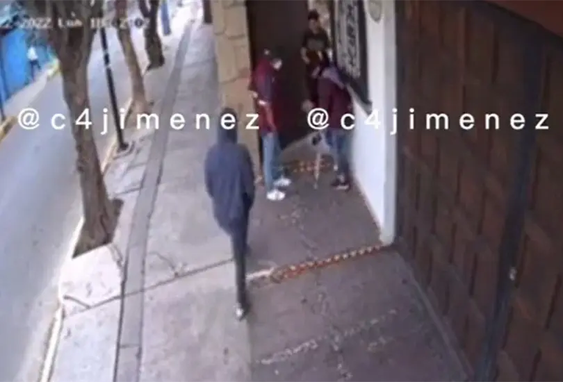 Dos personas vestidas con chalecos del Gobierno de la CDMX llegan a los domicilios supuestamente a hacer un tr&aacute;mite de alg&uacute;n programa social y posteriormente llegan m&aacute;s individuos a cometer el atraco