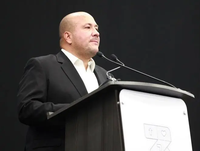 Es el gobernador de Jalisco.