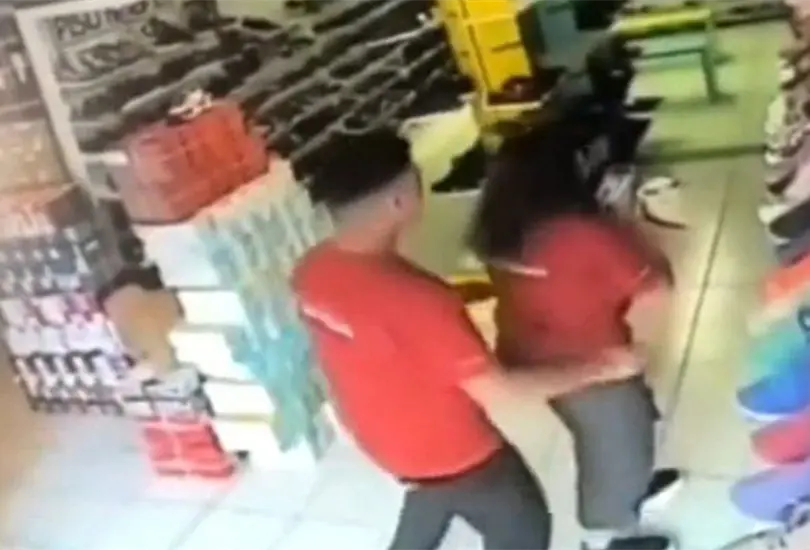 Tras picas las costillas de su compa&ntilde;era, ambos se quedaron muy pegaditos 
