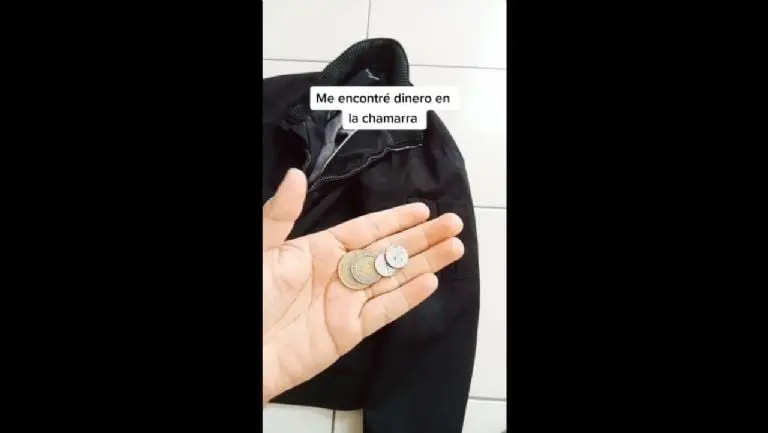 Hombre encuentra dinero en chamarra usada - Tomada de video