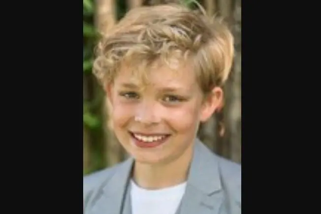 Era un niño pequeño perdido que es encontrado por María y Lucas.