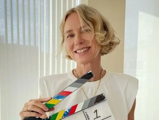 Era una doctora que va de vacaciones junto a su familia a Tailandia, donde ocurre un terrible tsunami.