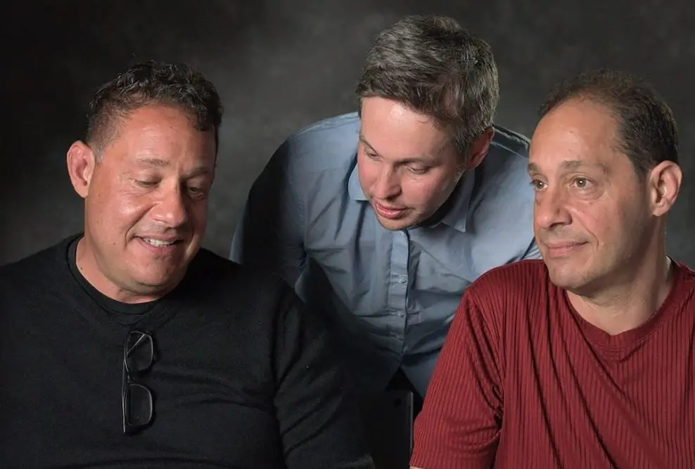  En Nueva York de 1980, tres jóvenes desconocidos de 19 años descubren que son trillizos idénticos que fueron separados al nacer.