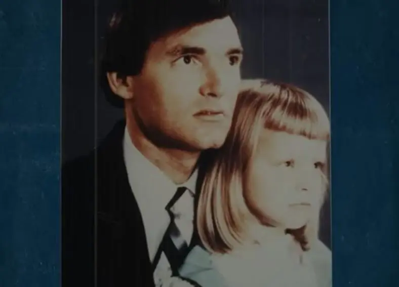 Construye la historia de una mujer a la que encuentran moribunda y que ha dejado tras de sí un hijo y un hombre que dice ser su marido. 