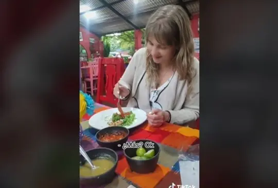 La joven ucraniana probó salsas mexicanas. 