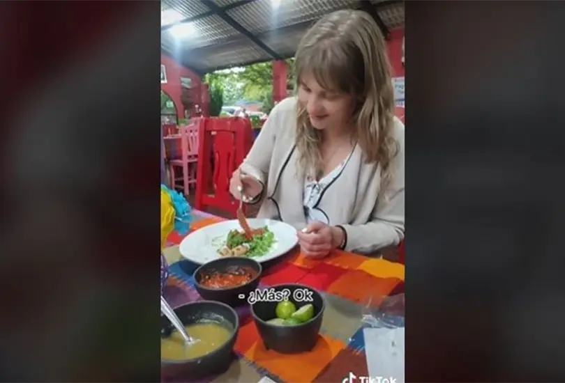 La joven ucraniana probó salsas mexicanas. La joven ucraniana probó salsas mexicanas.