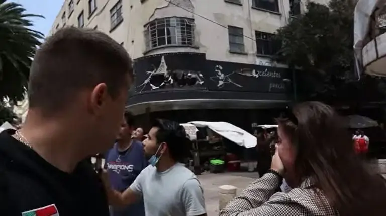 La pareja se asustó por el movimiento. Foto: captura de pantalla.
