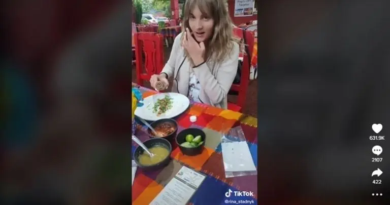 Ucraniana come salsas y se hace viral. Foto: captura de pantalla.