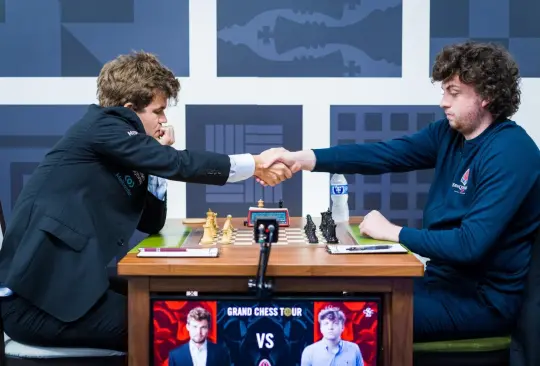 Carlsen insinuó que Niemann habría hecho trampa durante su partida en la Copa Sinquefield lo que desató una ola de teorías, entre las que destacan que el joven ajedrecista habría utilizado dispositivos tecnológicos introducidos en su cuerpo para recibir las jugadas correctas Carlsen insinuó que Niemann habría hecho trampa durante su partida en la Copa Sinquefield lo que desató una ola de teorías, entre las que destacan que el joven ajedrecista habría utilizado dispositivos tecnológicos introducidos en su cuerpo para recibir las jugadas correctas