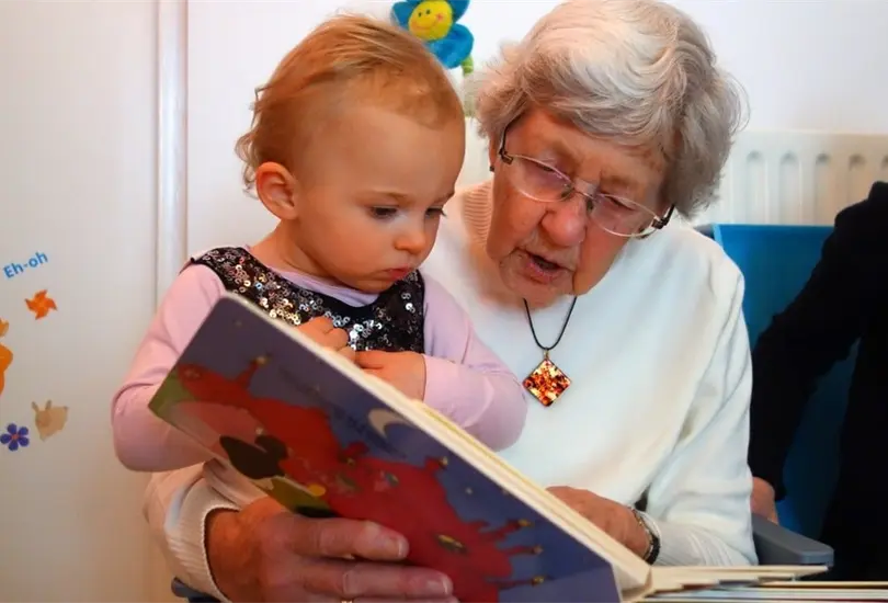 La abuelita quiere cobrar por cuidar a su nieta. Imagen ilustrativa. 