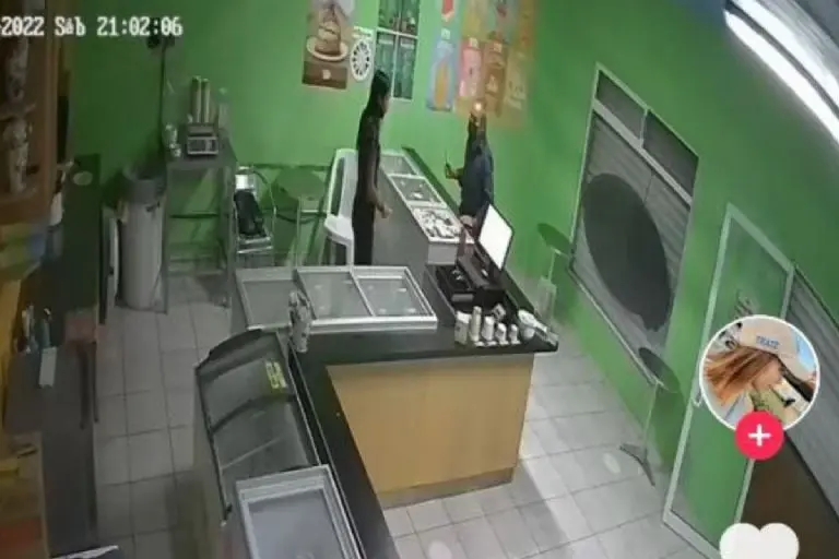 El ladrón amenazó a la joven con un cuchillo - Tomada de video