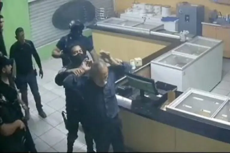 El ladrón fue capturado luego de ser encerrado en la heladería por la empleada - Tomada de video