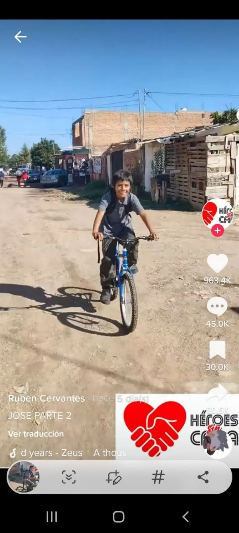 El pequeño fue muy feliz con su nueva bicicleta - Tomada de video
