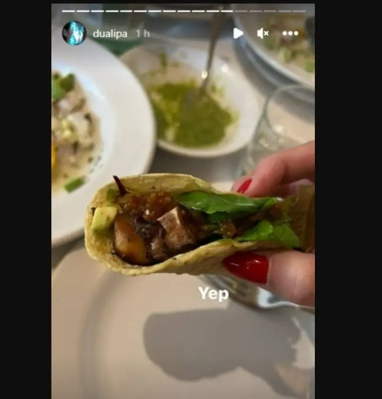 Dua Lipa come tacos en México (Instagram)