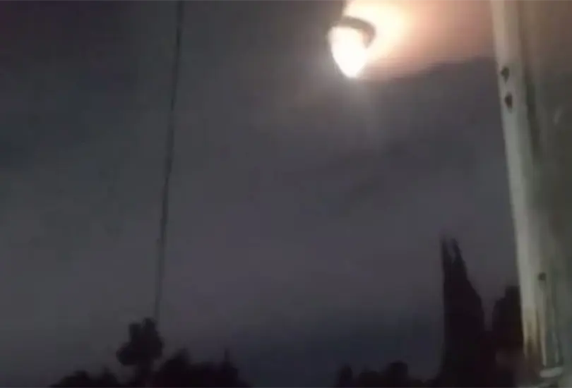 Durante el temblor se vieron luces en el cielo. 