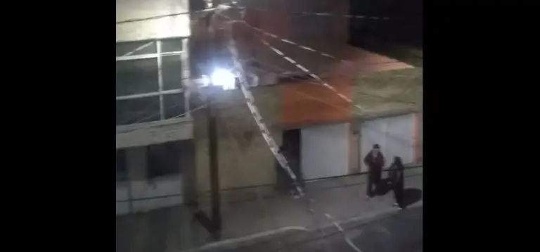 La gente salió de sus casas en el sismo. Foto: captura de pantalla.