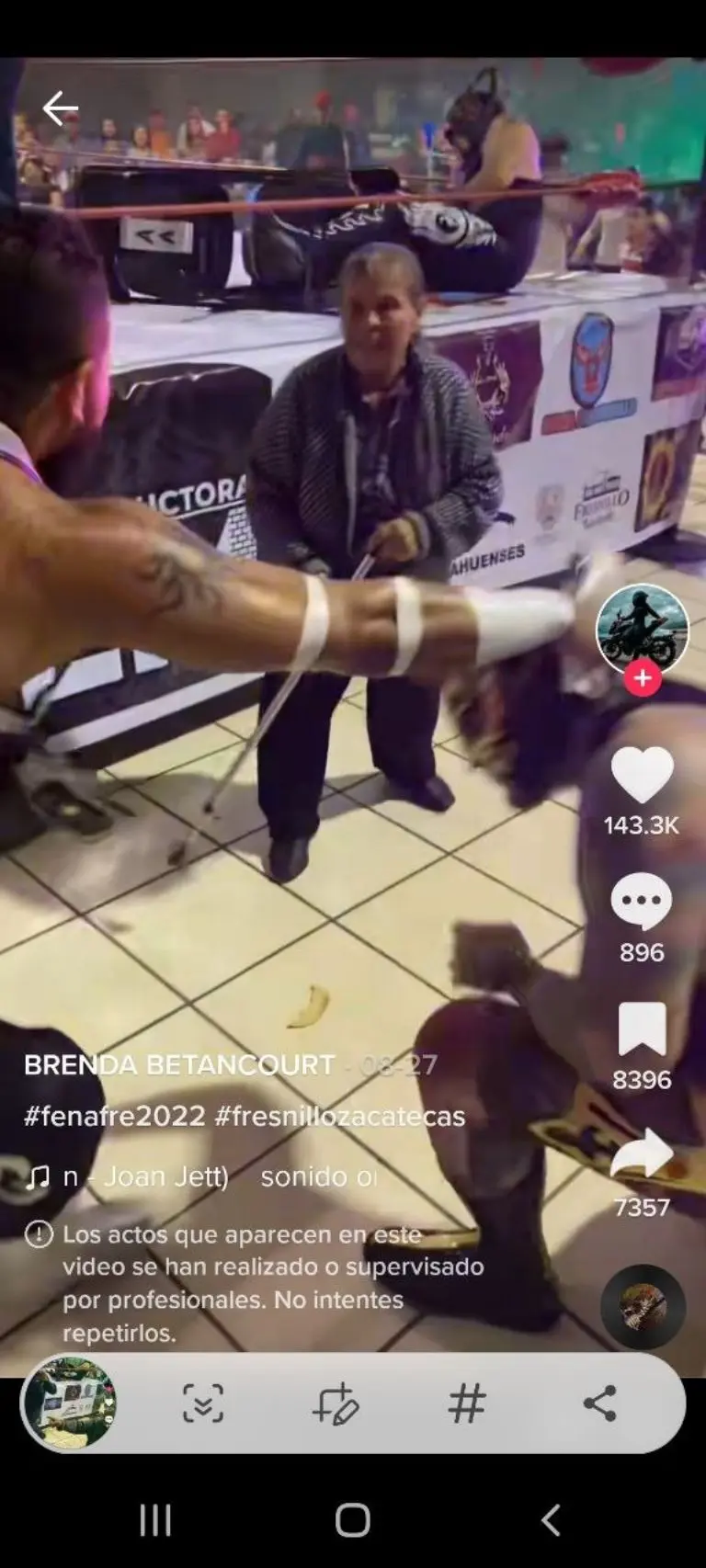 La abuelita utilizó su bastón para pelear - Tomada de video