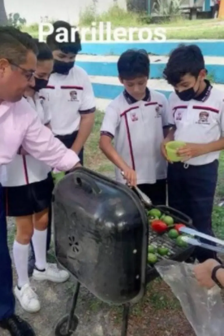 La escuela secundaria enseña a los niños a hacer una carnita asada Créditos: Facebook/ Backyard Anahuac Eventos?