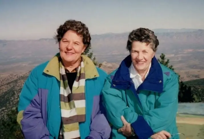 Sigue la historia de dos mujeres de 65 años que han mantenido su relación de pareja oculta de sus conservadoras familias durante décadas.