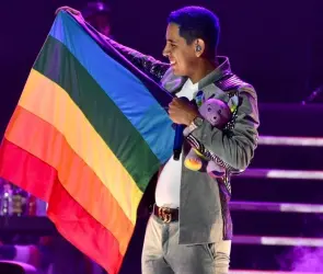 Grupo Firme ondea la bandera de la comunidad LGBTI+ durante su concierto