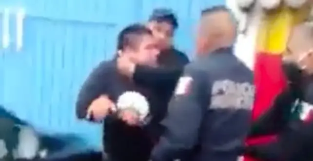 Los polic&iacute;as quer&iacute;an comprar su pollo rostizado sin hacer la acostumbrada fila, a lo que un hombre que se encontraba en ella les reclam&oacute; Cr&eacute;ditos: Captura de pantalla 