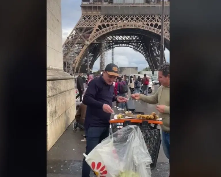 Colombiano vende elotes en la Torre Eiffel (TikTok)