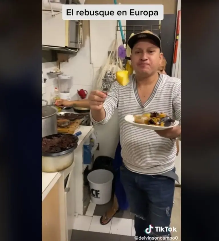 Colombiano vende morcilla en París (TikTok)