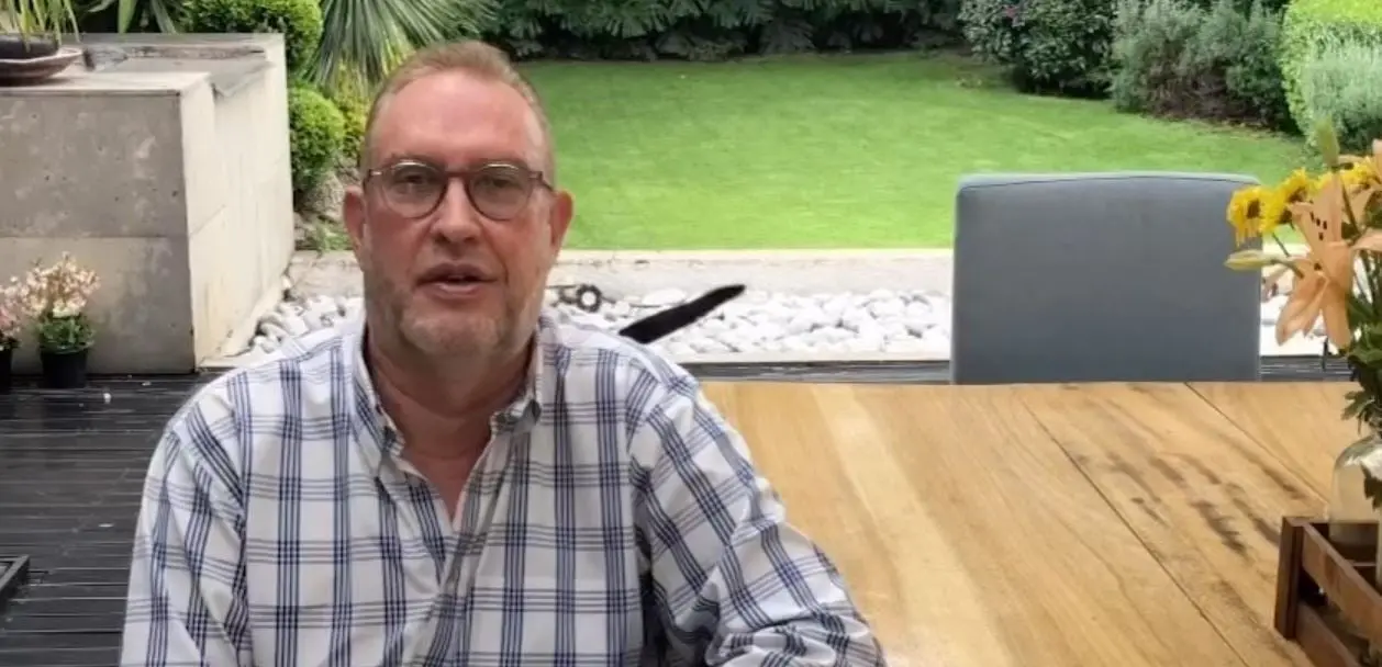 Antes de irse a Televisa, era uno de los conductores principales de Los Protagonistas. Ahora es el jefe de deportes en la televisora de Emilio Azc&aacute;rraga. 