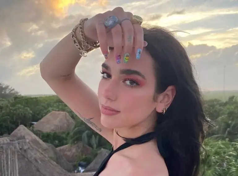 La cantante británica habla inglés, español y albanés. La cantante británica habla inglés, español y albanés.