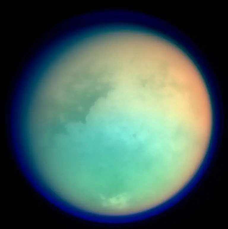 Imagen de Titán obtenida en infrarrojo por la misión Cassini/Huygens. Foto: Wikimedia.