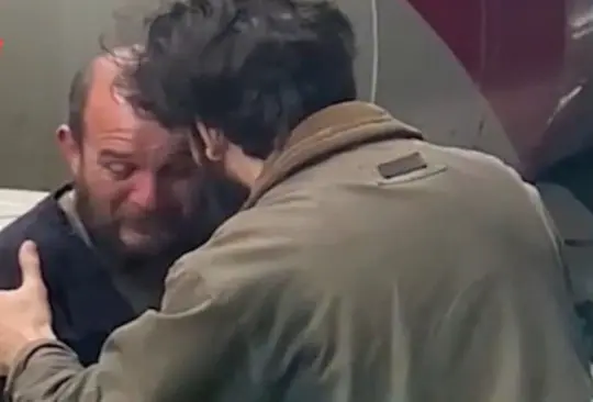 El hombre en situaci&oacute;n de calle no quer&iacute;a ser abrazado debido a que estaba sucio, pero esto al joven no le import&oacute; 