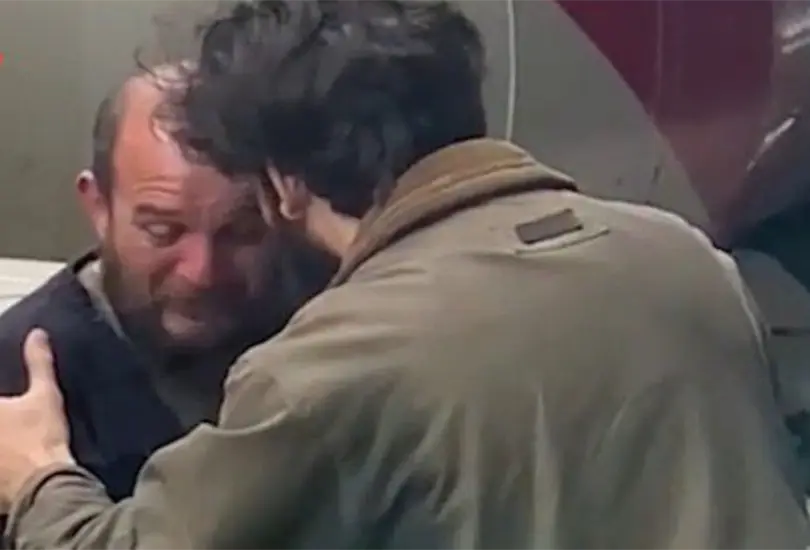 El hombre en situación de calle no quería ser abrazado debido a que estaba sucio, pero esto al joven no le importó El hombre en situación de calle no quería ser abrazado debido a que estaba sucio, pero esto al joven no le importó