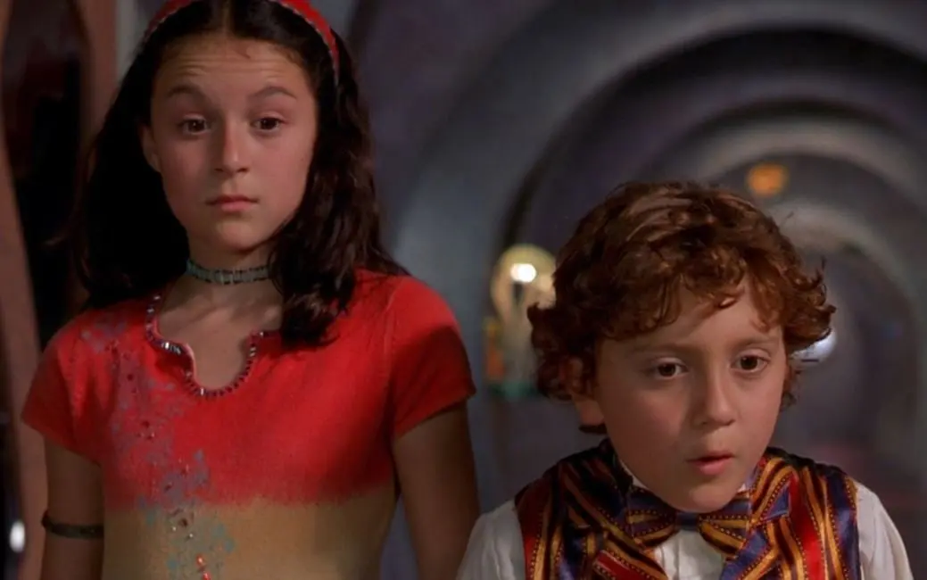 Esta pel&iacute;cula infantil fue dirigida y escrita por Robert Rodriguez, con Alexa Vega y Daryl Sabara como protagonistas. Su recepci&oacute;n en cines durante su lanzamiento en 2001 fue muy positiva. Te presentamos c&oacute;mo luce el elenco de 'Mini esp&iacute;as', tras 21 a&ntilde;os.