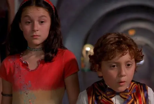 Esta película infantil fue dirigida y escrita por Robert Rodriguez, con Alexa Vega y Daryl Sabara como protagonistas. Su recepción en cines durante su lanzamiento en 2001 fue muy positiva. Te presentamos cómo luce el elenco de Mini espías, tras 21 años.