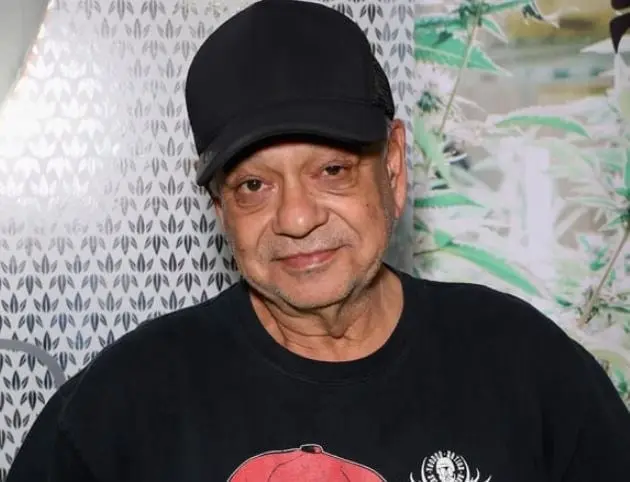  Era un viejo amigo de Gregorio e Ingrid, que se dedica a cuidar a los ni&ntilde;os y ellos creen que es su t&iacute;o.